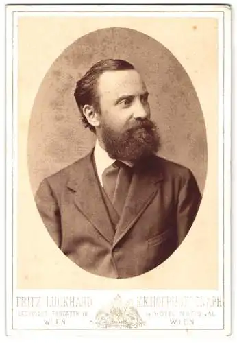 Fotografie Fritz Luckhardt, Wien, Taborstr. 18, Bürgerlicher Herr im Anzug mit pomadisiertem Haar und Vollbart