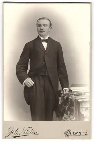 Fotografie Joh. Niclou, Chemnitz, König-Strasse 3 & 5, Junger Mann im Anzug mit Frack und pomadisiertem Haar