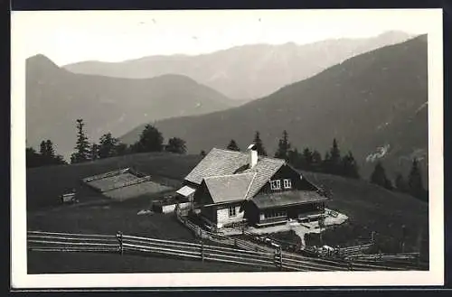 AK Hoisenradalm bei Bad Ischl, Ortsansicht von oben mit Bergpanorama