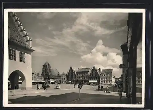 AK Greifswald, Marktplatz mit Passanten