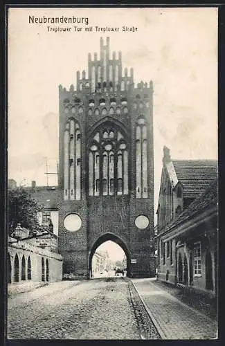 AK Neubrandenburg, Treptower Tor mit Treptower Strasse