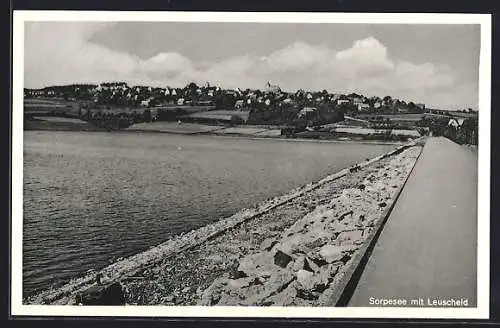 AK Leuscheid /Sorpesee, Promenade mit Blick auf die Stadt