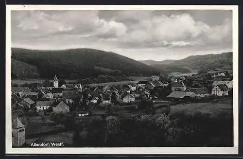 AK Allendorf / Westfalen, Totalansicht mit bewaldeten Hügeln im Hintergrund