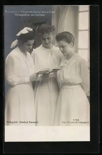 AK Prinzessin Margarethe von Sachsen schaut mit ihren Schwestern in ein Buch