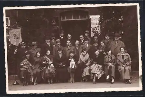 Foto-AK Süderbrarup, Bazar-Verein Einigkeit, Gruppenfoto mit Standarte und Hunden, 1927