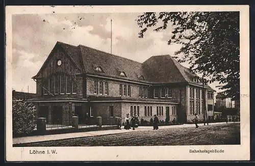 AK Löhne, Bahnhofsgebäude mit Reisenden