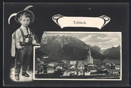 Passepartout-AK Toblach, Ortsansicht mit Bergpanorama aus der Vogelschau, Knabe in Tracht