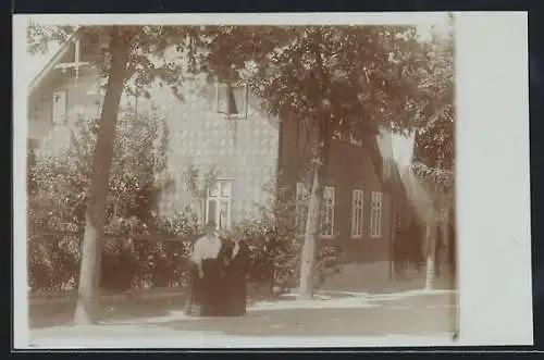 Foto-AK Bodenburg, Zwei Damen vor ihrem Wohnhaus