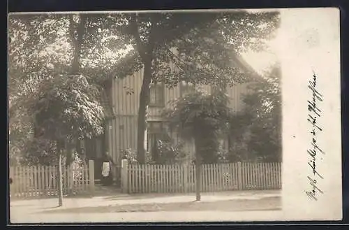 Foto-AK Burgdorf / Hann., Damen vor einem Wohnhaus