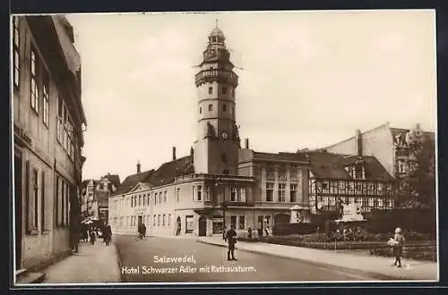 AK Salzwedel, Hotel Schwarzer Adler mit Rathausturm