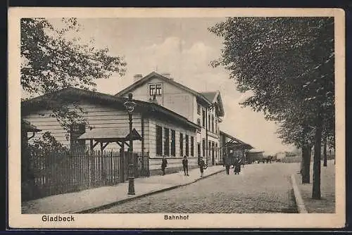 AK Gladbeck, Bahnhof mit Passanten