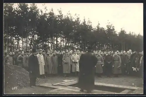 Foto-AK Königsbrück, Kriegsgefangenenlager, französische Kriegsgefangene, Begräbnis