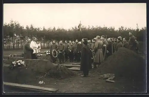 Foto-AK Königsbrück, Kriegsgefangenenlager, französische Kriegsgefangene, Begräbnis