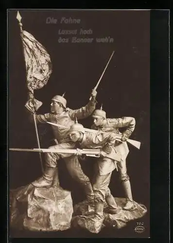 AK Statue mit Fahnenträger und Infanteristen mit Pickelhaube