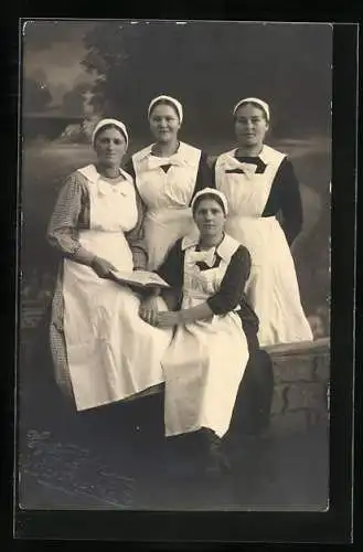 Foto-AK Vier Krankenschwestern posieren mit einem Buch