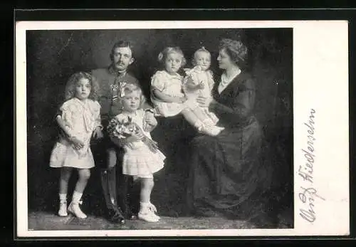 AK Kaiser Karl I. von Österreich in Uniform mit seiner Familie