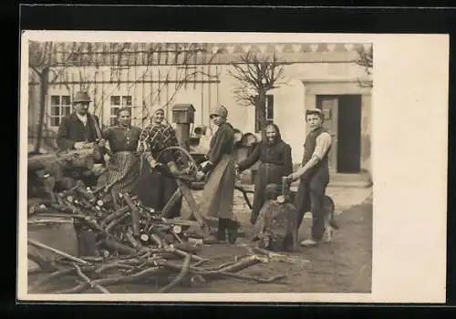 AK Eine Gruppe Frauen beim Sägen von Holz