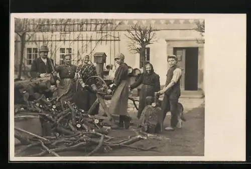 AK Frauen beim Sägen von Holz