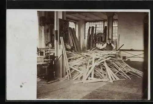 AK Ein Mann hinter einem Haufen frisch gefertigter Holzbretter