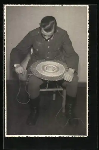 Foto-AK Soldat beim Taschenarbeiten