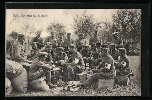 AK Rot Kreuz-Sanitäter und Soldaten beim Anrichten einer Mahlzeit