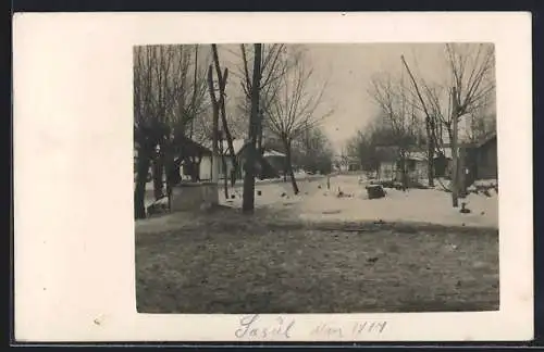 Foto-AK Sasul, Strassenpartie mit Brunnen im Winter