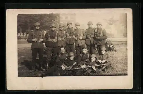 Foto-AK Belgische Soldaten in Uniform, Gruppenbild