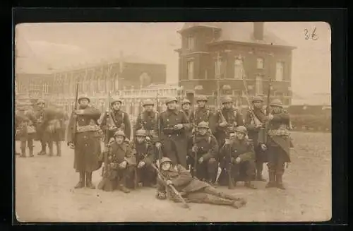 Foto-AK Belgische Soldaten in Uniform, Foto eines Zuges