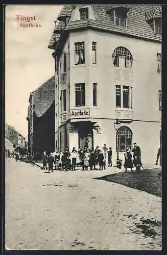 AK Köln-Vingst, Menschengruppe vor der Apotheke