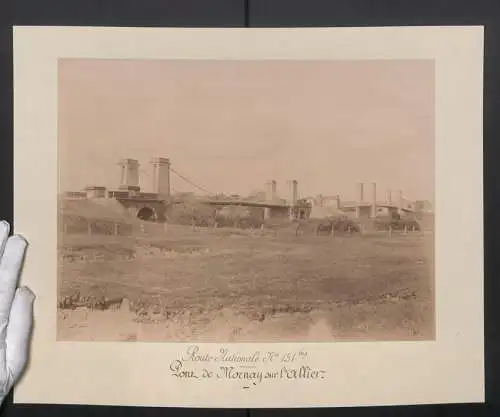 Fotografie unbekannter Fotograf, Ansicht Mornay, Pont de Mornay sur l`allier, Route Nationale No. 151 bis, Brücke