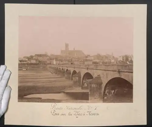 Fotografie unbekannter Fotograf, Ansicht Nevers, Pont sur la Loire a Nevers, Route National No. 7, Blick zur Stadt