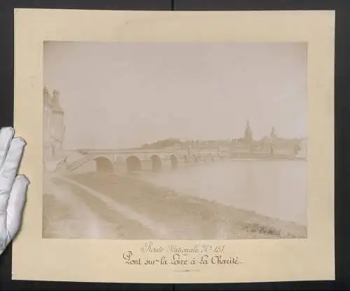 Fotografie unbekannter Fotograf, Ansicht La Charité-sur-Loire, Pont sur la Loire, Route Nationale No. 151