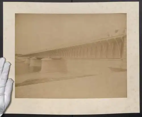 Fotografie unbekannter Fotograf, Ansicht Briare, die Kanalbrücke über die Loire, Stahlbrücke