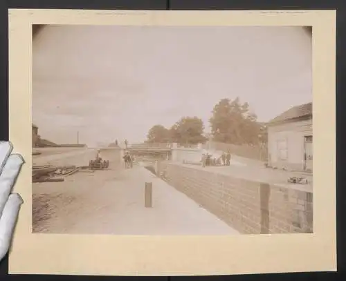 Fotografie unbekannter Fotograf, Ansicht Briare, Schleuse mit Bureau de Jaugeage an Canal de Briare, Schleusenwärter