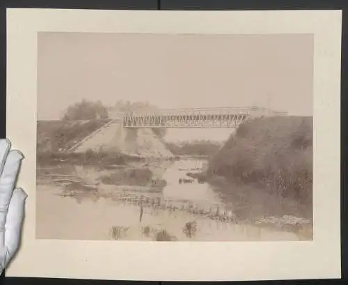 Fotografie unbekannter Fotograf, Ansicht Briare, Blick auf die alte Eisenbrücke