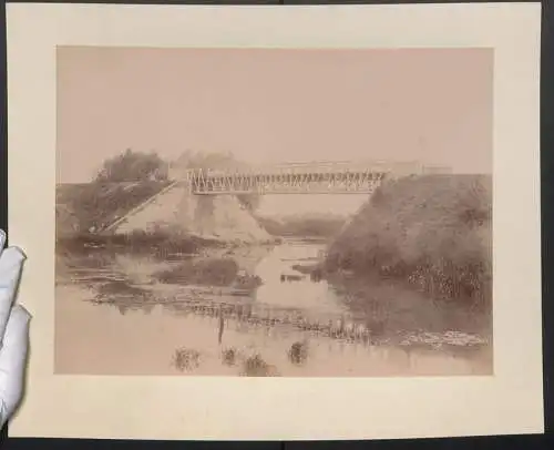 Fotografie unbekannter Fotograf, Ansicht Briare, die alte Stahlbrücke am Kanal