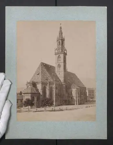Fotografie unbekannter Fotograf, Ansicht Bozen, Blick auf die Pfarrkirche samt verziertem Dach, 1898