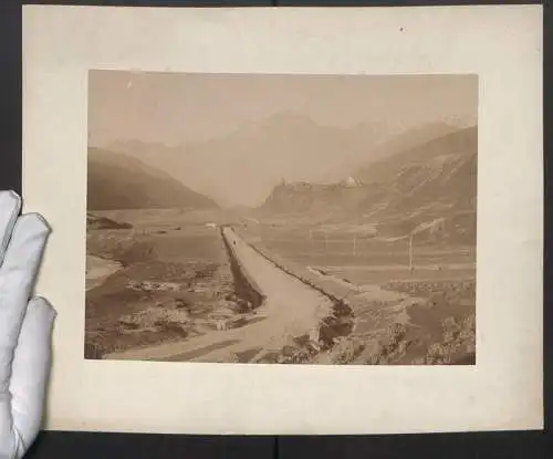 Fotografie unbekannter Fotograf, Ansicht Kobi, Blick zum Ort an der Georgische Heerstrasse / Grusinische Heerstrasse, 1897