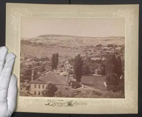 Fotografie J. Teslemes, Sebastopol, Ansicht Bachtschyssaraj, Blick auf den Ort mit Minaretten, 1897