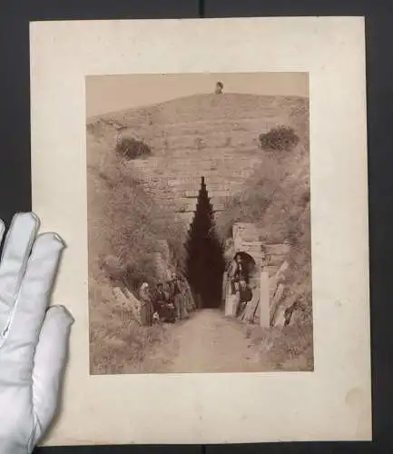 Fotografie unbekannter Fotograf, Ansicht Kertsch, Einheimische und Touristen am Griech.- Sarm. Grab, 1897