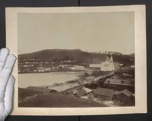 Fotografie Emil Oehmig, St. Petersburg, Ansicht Slatoust, Blick zur Dreifaltigkeitskirche nebst der Waffenfabrik, 1897