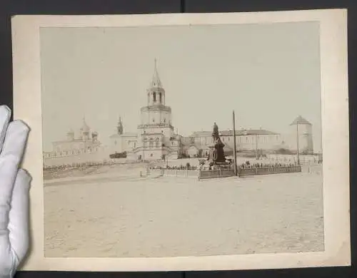 Fotografie Emil Oehmig, St. Petersburg, Ansicht Kasan, Blick nach dem Kreml samt Denkmal, 1897