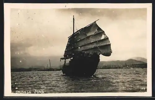 AK China, Segelschiff in Ufernähe, Junk