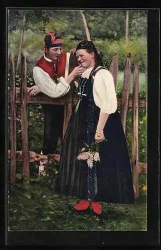 AK Verliebt am Zaun, schwäbische Trachten aus der Baar
