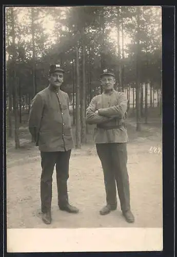 Foto-AK Königsbrück, Zwei Kriegsgefangene Franzosen vor Kiefernwald