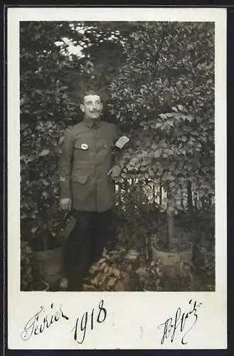 Foto-AK Königsbrück, Kriegsgefangener Franzose vor einem Gartenzaun
