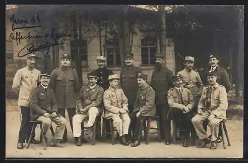 Foto-AK Königsbrück, Gruppe Kriegsgefangene Franzosen vor einem Stacheldrahtzaun