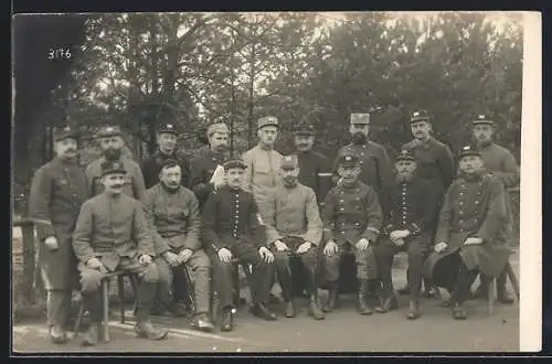 Foto-AK Königsbrück, Kriegsgefangene Franzosen, Gruppenbild am Waldrand