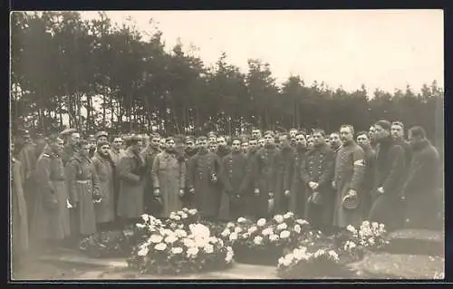 Foto-AK Königsbrück, Kriegsgefangene Franzosen um Blumenkränze versammelt