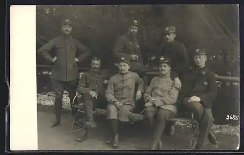 Foto-AK Königsbrück, Französische Kriegsgefangene mit Zigaretten